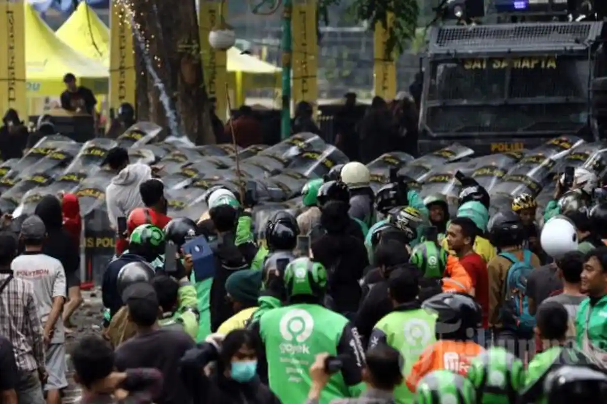 Pria Berambut Cepak Susupi dan Jadi Provokator dalam Aksi Demo di Medan, Pendemo: Dia Ngaku Intel