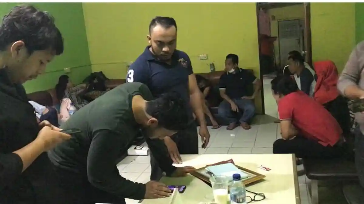 Polisi Dobrak Pintu Belakang Ruko Tempat PSK Prostitusi Online Batam Diinapkan