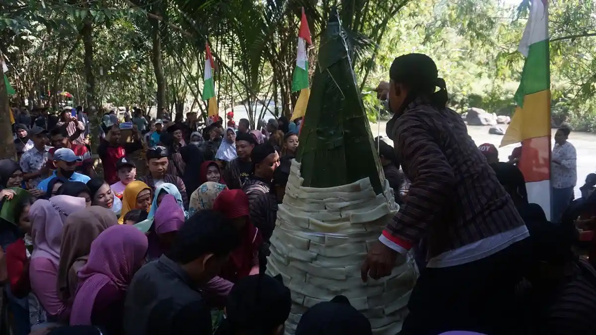 Syawalan di Desa Cepokokuning Batang, Warga Berebut Getuk Raksasa Setinggi 2 Meter Berat 2 Kuintal