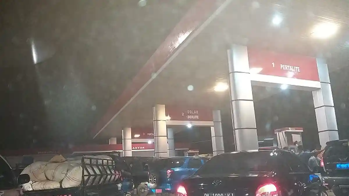 Kendaraan Masih Antre Isi Solar dan Premium di SPBU Keude Paya Abdya