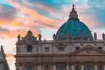 Basilika-Santo-Petrus-yang-terkenal-di-kota-Vatikan.jpg