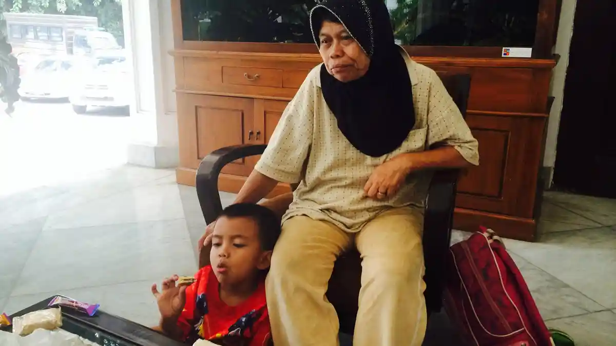 Wanita Paruh Baya Ini Tunggu Bima Arya di Balai Kota, Anaknya Minta Sekolah
