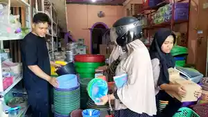 Pembeli-serbu-toko-Perlatan-rumah-tangga.jpg