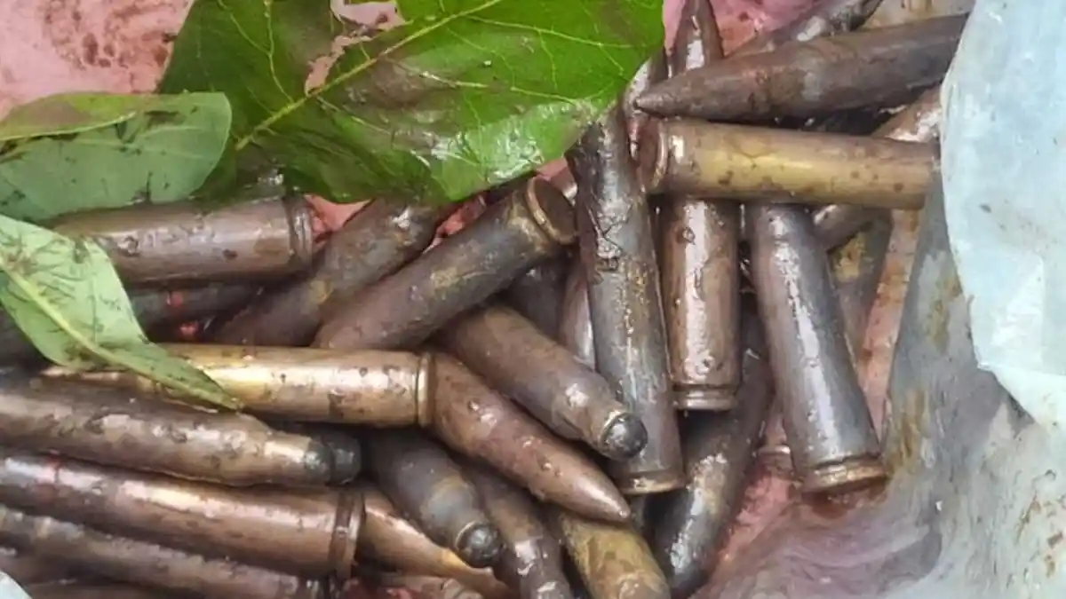 Mahasiswa Temukan 34 Butir Peluru Terbungkus Plastik saat Mancing di Parit