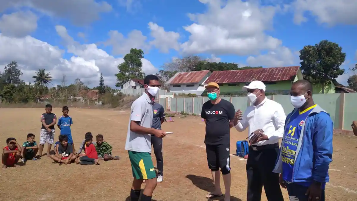 Kasat Reskrim Polres TTS Mahdi Dejan Motivasi Tim Sepakbola NTT