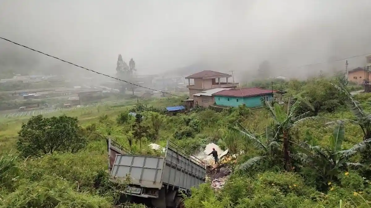 Diduga Rem Blong, Truk Pengangkut Bahan Bangunan Masuk Jurang di Penatapan