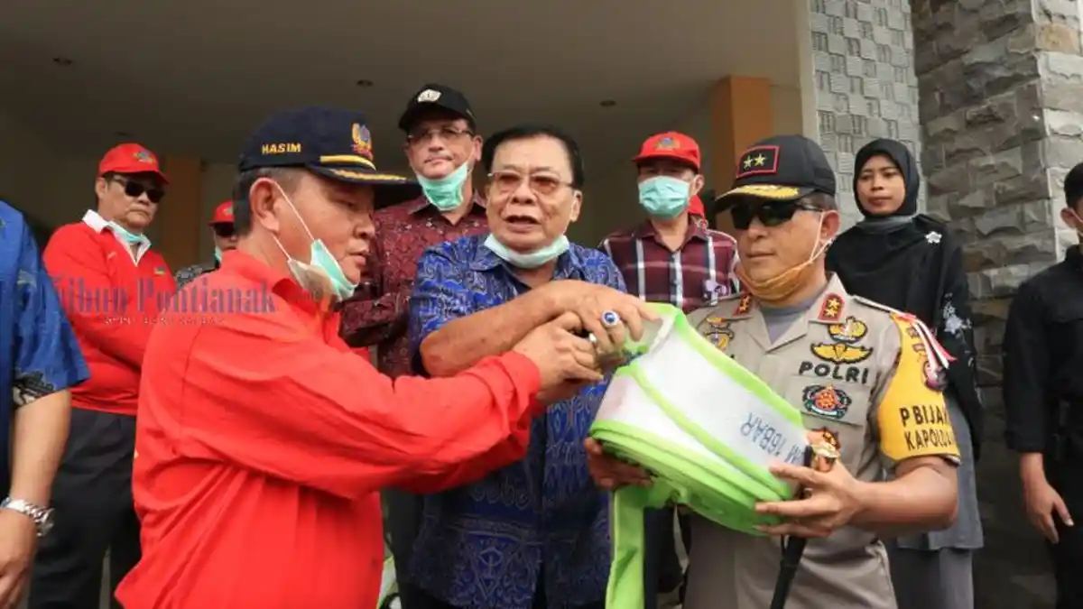 Yayasan Bhakti Suci Melalui Kapolda Kalbar Salurkan Bantuan 50 Selang Kepada Damkar Swasta - bantuan_20180823_205725.jpg