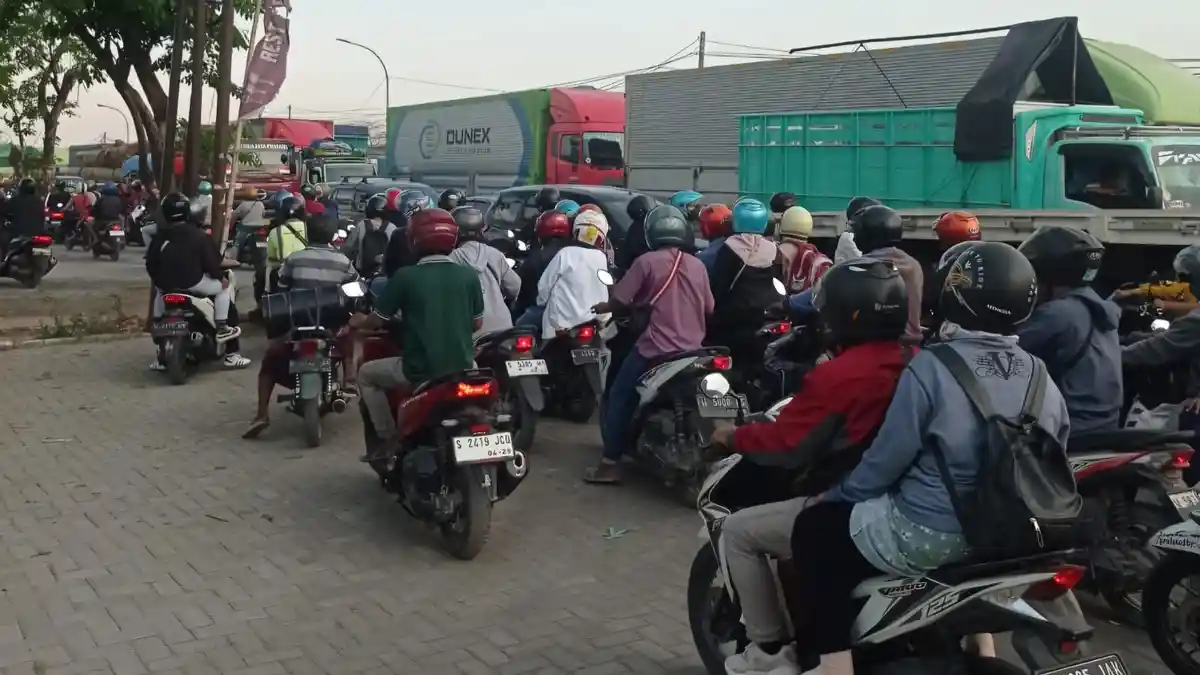 Terugkap Penyebab Macetnya Jalan Raya Duduksampeyan Gresik: Truk dan Bus Ngeblong