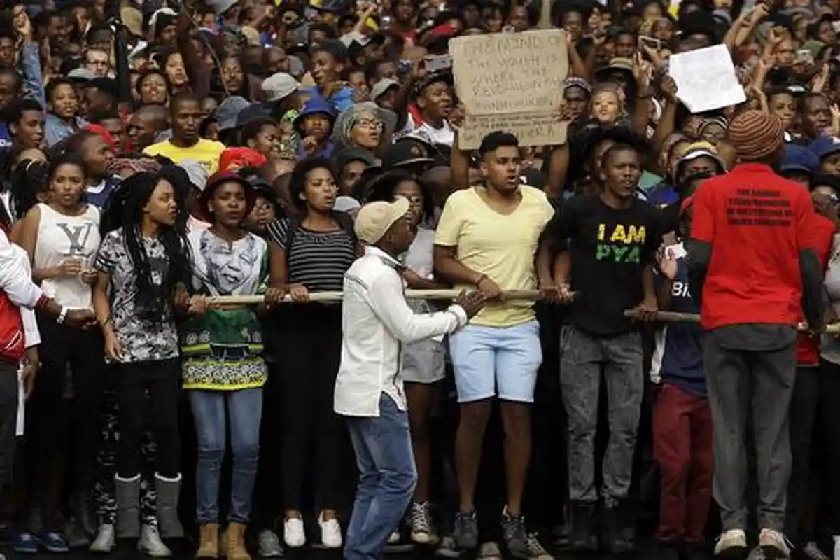 Protes Kenaikan SPP Mahasiswa Bentrok dengan Polisi