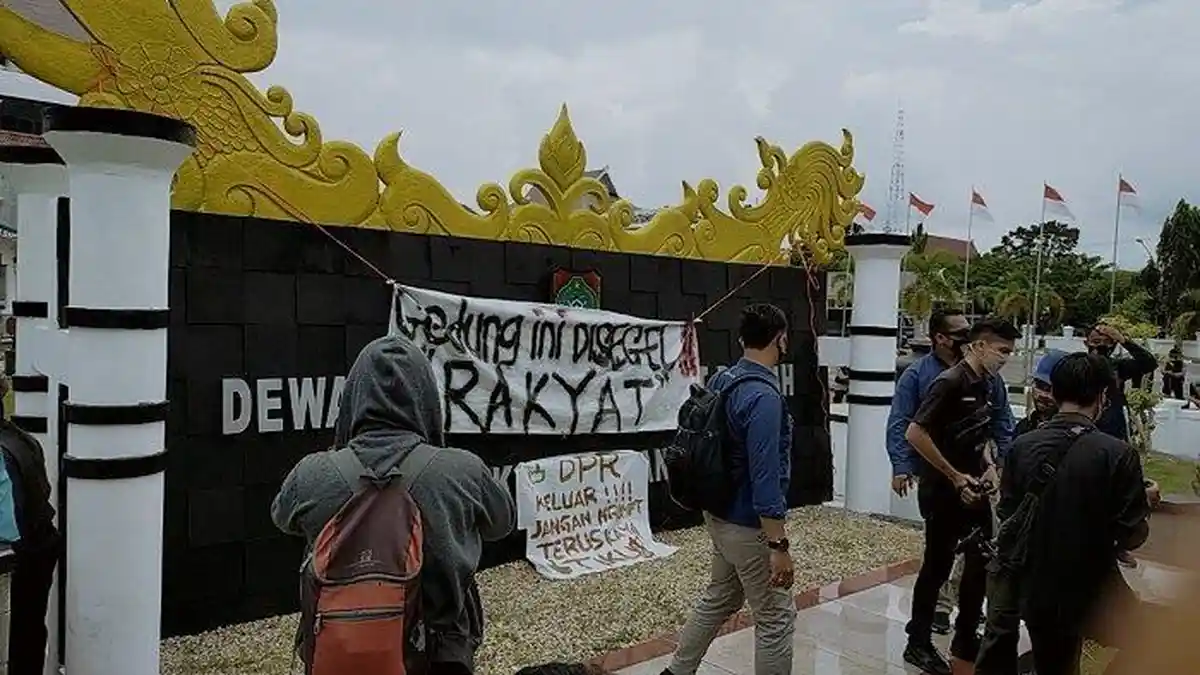 Mahasiswa di Kalteng Segel Gedung DPRD yang Kosong Ditinggal Anggota Kunjungan Kerja
