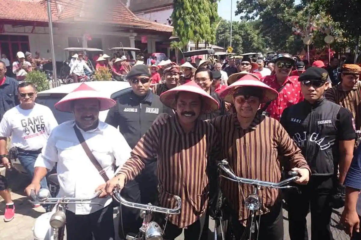 Ratusan Simpatisan PDIP Solo Antar Rudy-Purnomo Daftar ke KPU