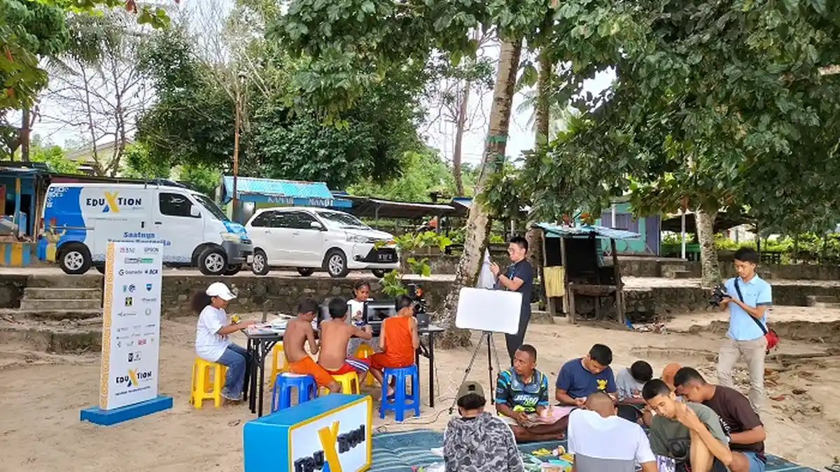 Perpustakaan Keliling EduXtion TribunPapuaBarat.com Sapa Warga di Pasir Putih Manokwari