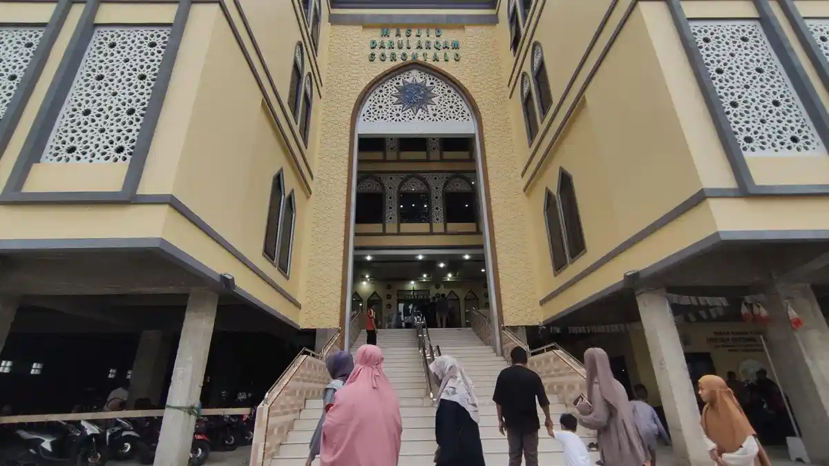 Ratusan Warga Terpana Kelezatan Takjil Istimewa di Masjid Darul Arqam