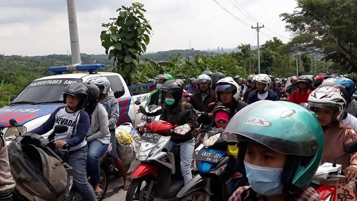 HEI GAEES! Hindari Lewat Sigar Bencah, Evakuasi Colt Bikin Kemacetan