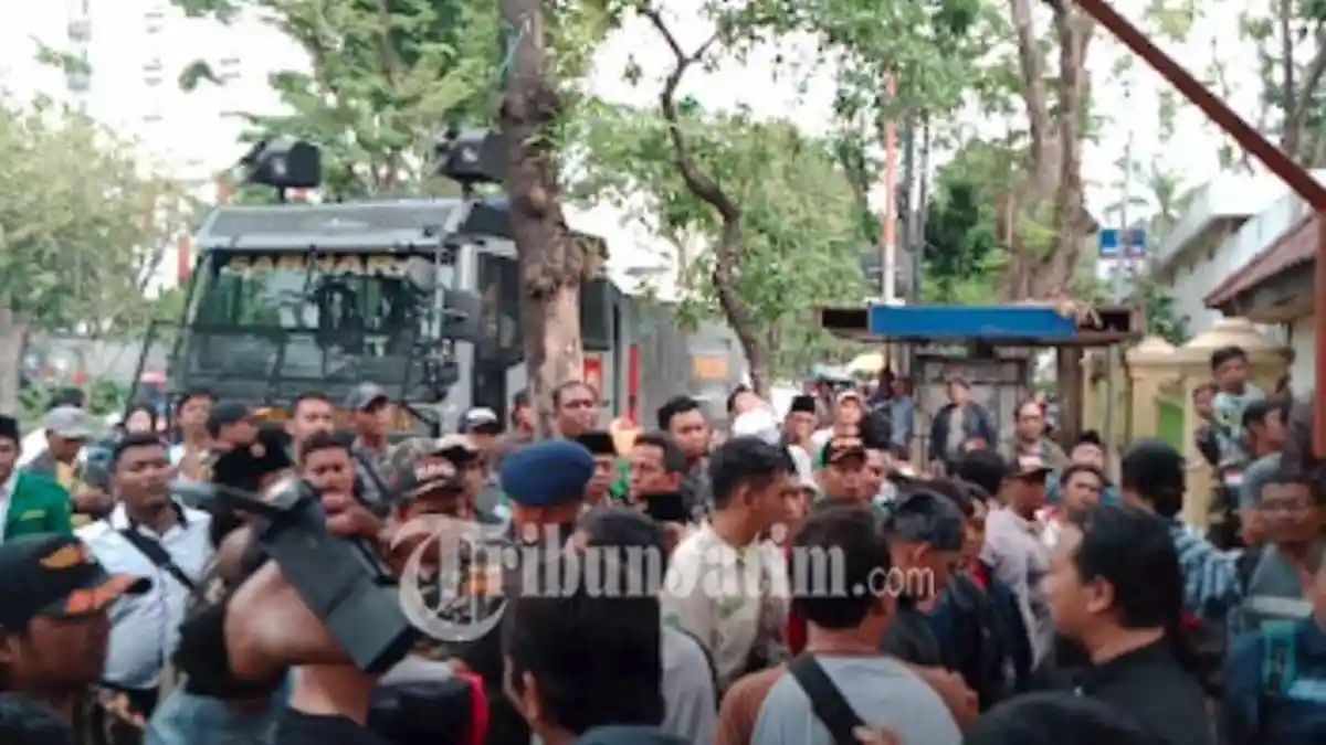 BREAKING NEWS: Massa Sidang Kasus Gus Nur di Pengadilan Negeri Surabaya Ricuh Lagi