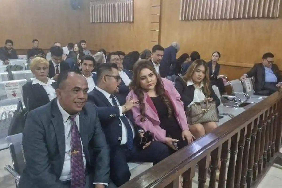 Pakai Baju Pink, Gaya Lisa Mariana Menarik Perhatian, Sidang Gugatan Terhadap Ridwan Kamil Ditunda