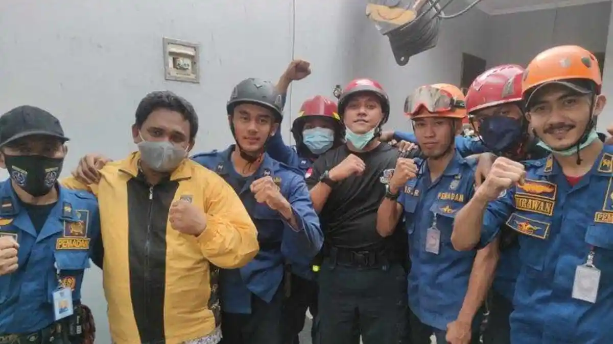 Proses Evakuasi Bikin Haru, Petugas Damkar Depok Berpelukan Ketika Berhasil Menyelamatkan Jasmin