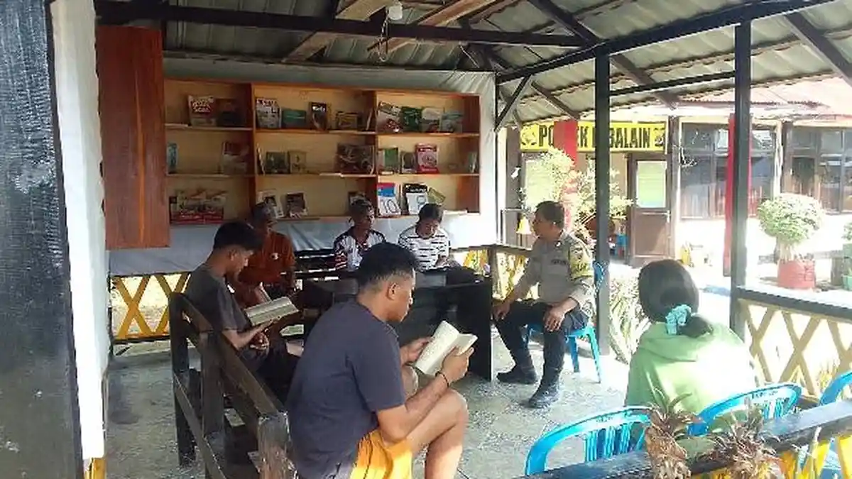 Perpustakaan Polsek Lobalain Ramai Dikunjungi Masyarakat