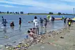 Sampah Plastik Mengular di Pantai Ancol saat Libur Lebaran, Wisatawan Tetap Bermain Air