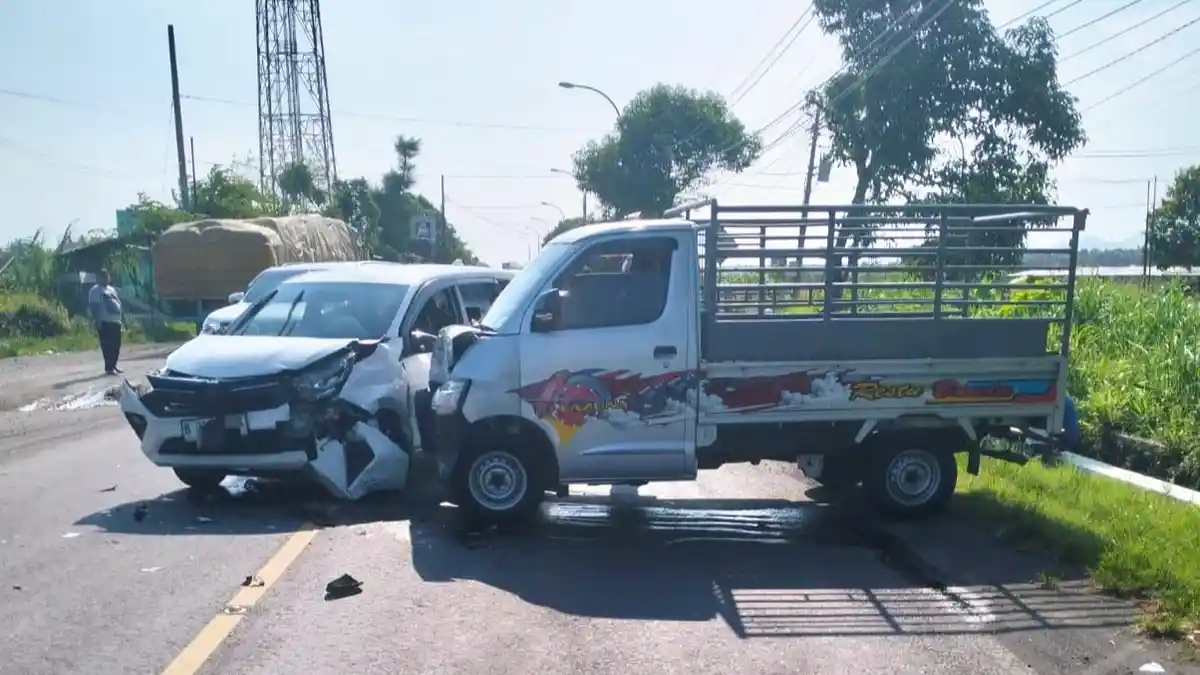 Kecelakaan Mobil Pickup vs Sigra di Galur Kulon Progo, 2 Orang Terluka