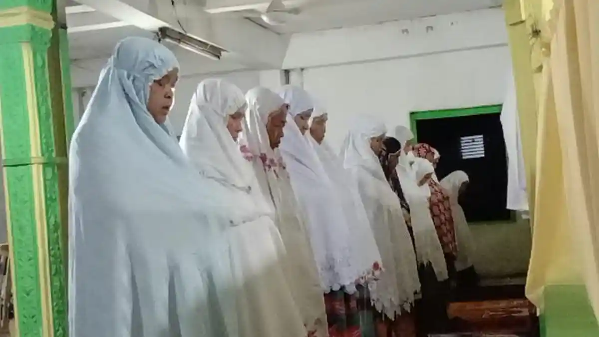 POPULER PADANG: Jamaah Tarekat Naqsabandiyah Laksanakan Tradisi Balimau dan Tarawih Perdana Ramadhan