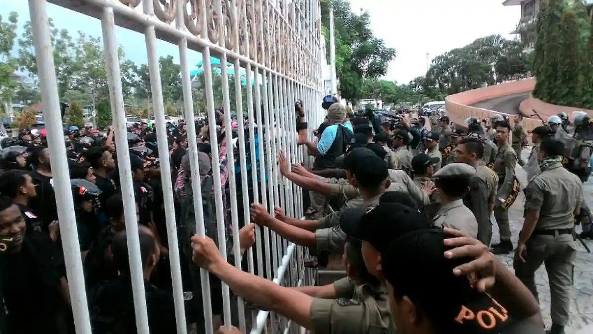 Satu Tahun Tidak Digaji, Honorer Satpol PP Unjuk Rasa