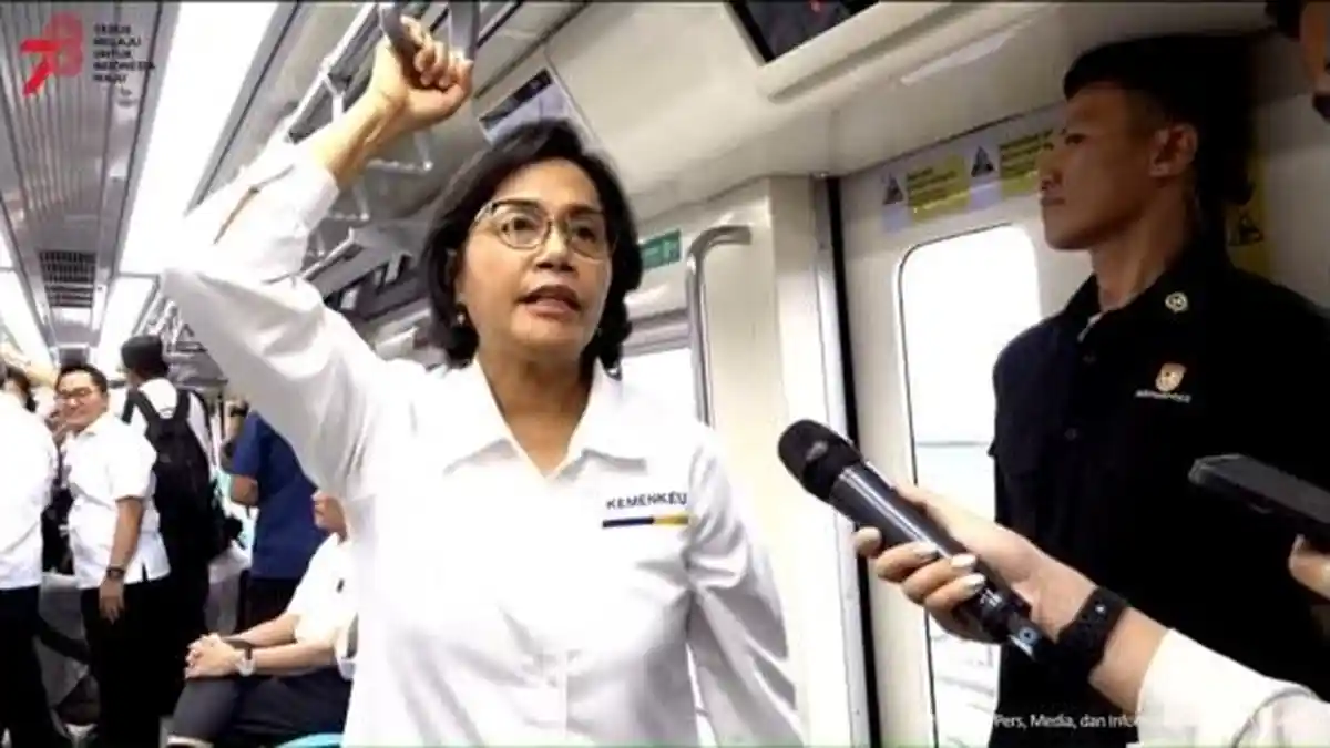 Menkeu Sri Mulyani Mengaku Deg-degan saat Naik LRT