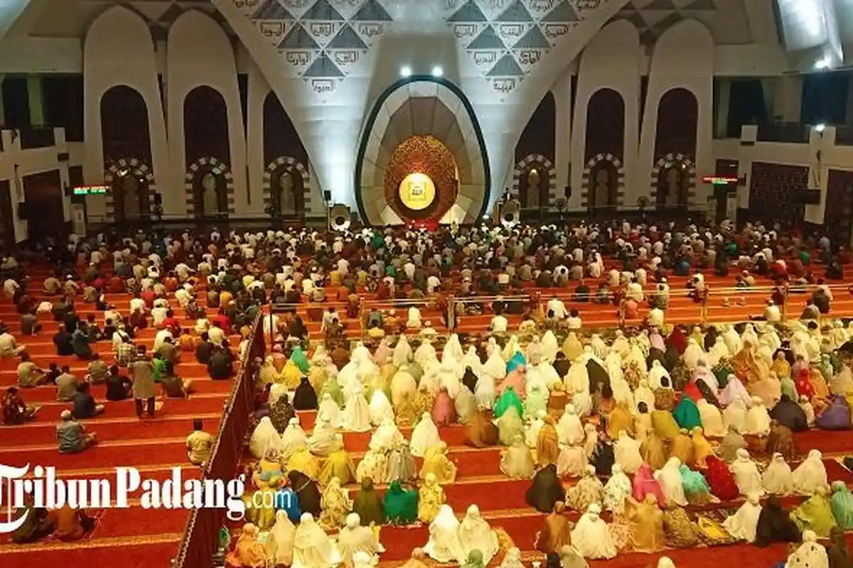 Mahyeldi Ansharullah Berikan Tausiyah pada Malam Pertama Ramadhan 2022 di Masjid Raya Sumbar