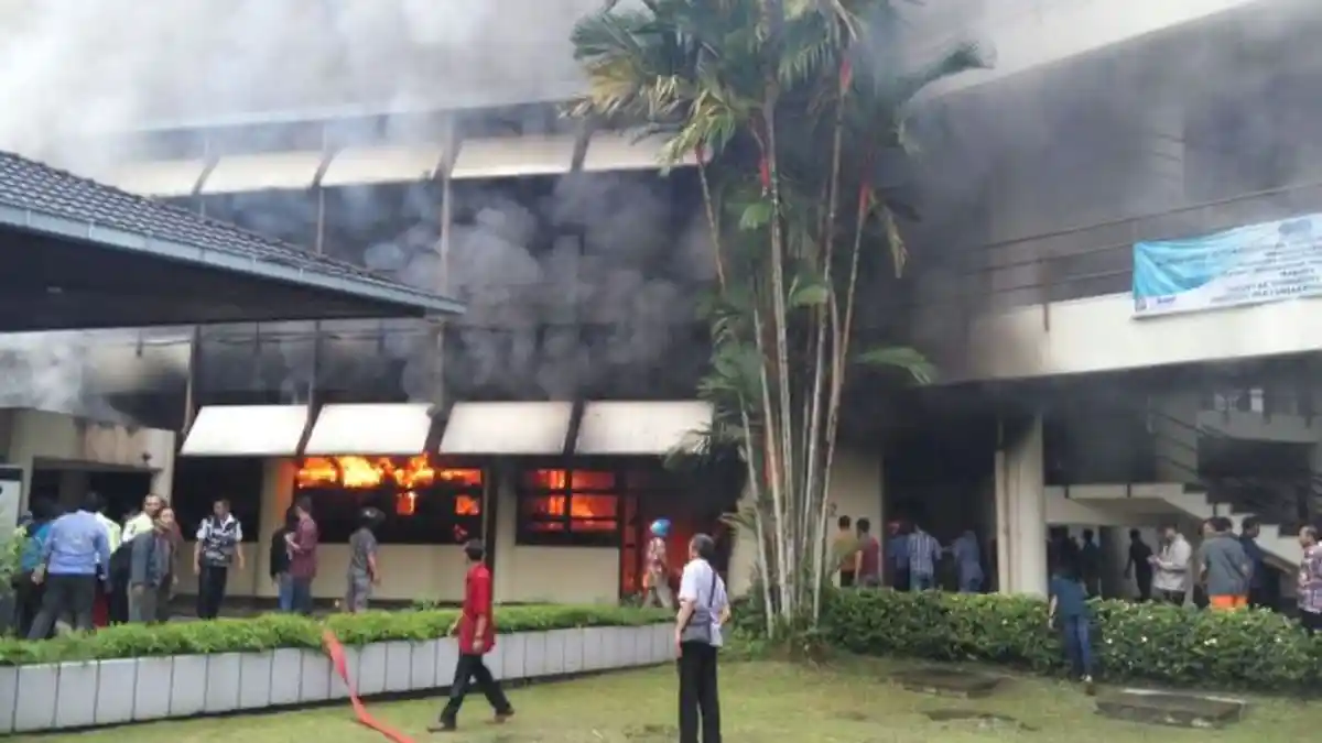 Mahasiswa Berhamburan karena Gedung Kuliah Fateta IPB Dilalap Api