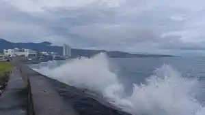 Gelombang-tinggi-di-Teluk-Manado-Minggu-15-Februari-2026.jpg