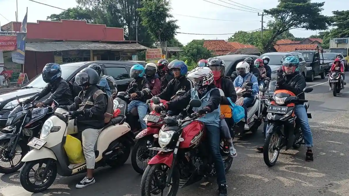 Jalur Pantura Indramayu Ramai Lancar Jelang Libur Natal, Banyak yang Bawa Tas Besar hingga Kardus