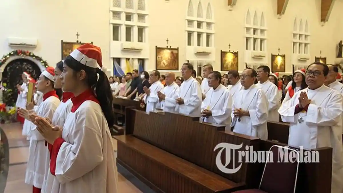 Berita Foto: Misa Malam Natal Di Gereja Katedral Medan, Allah Hadir untuk Menyelamatkan Keluarga - 24122025_MISA_MALAM_NATAL_DANIL_SIREGAR__6_JPG.jpg