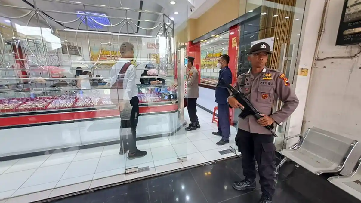 Polisi Bersenjata di Mranggen Demak Sambangi Tiap Toko Emas, Ini Tujuannya