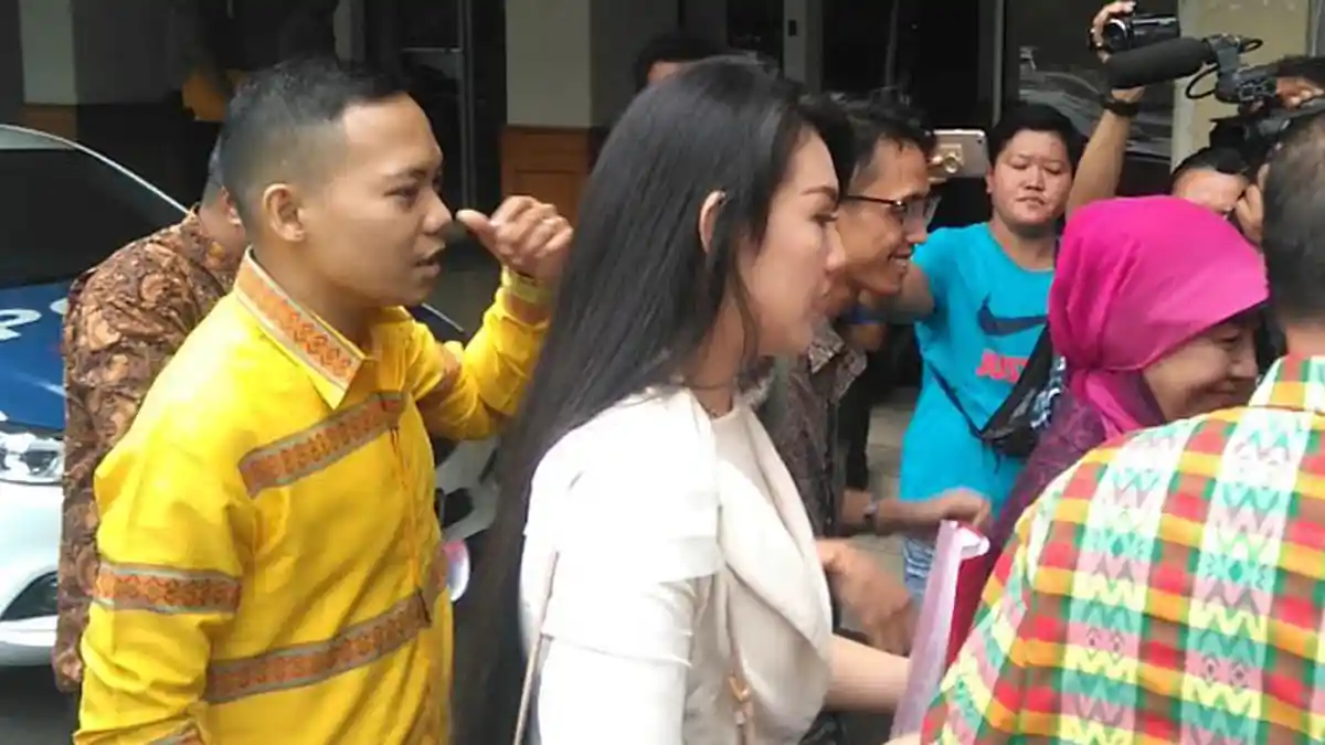 Laporkan Mario Teguh ke Polda Metro Jaya, Kiswinar Tebar Senyuman