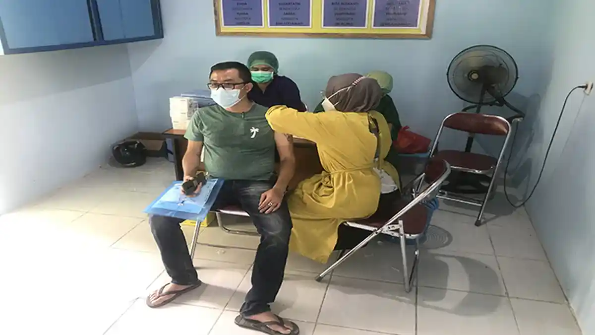 Kantor Desa Sungai Raya Dalam Targetkan 150 Warga Terima Vaksinasi Moderna