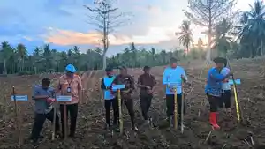 PENAS-XVII-Gubernur-Gorontalo-Gusnar-Ismail-melakukan-penanaman-jagung.jpg