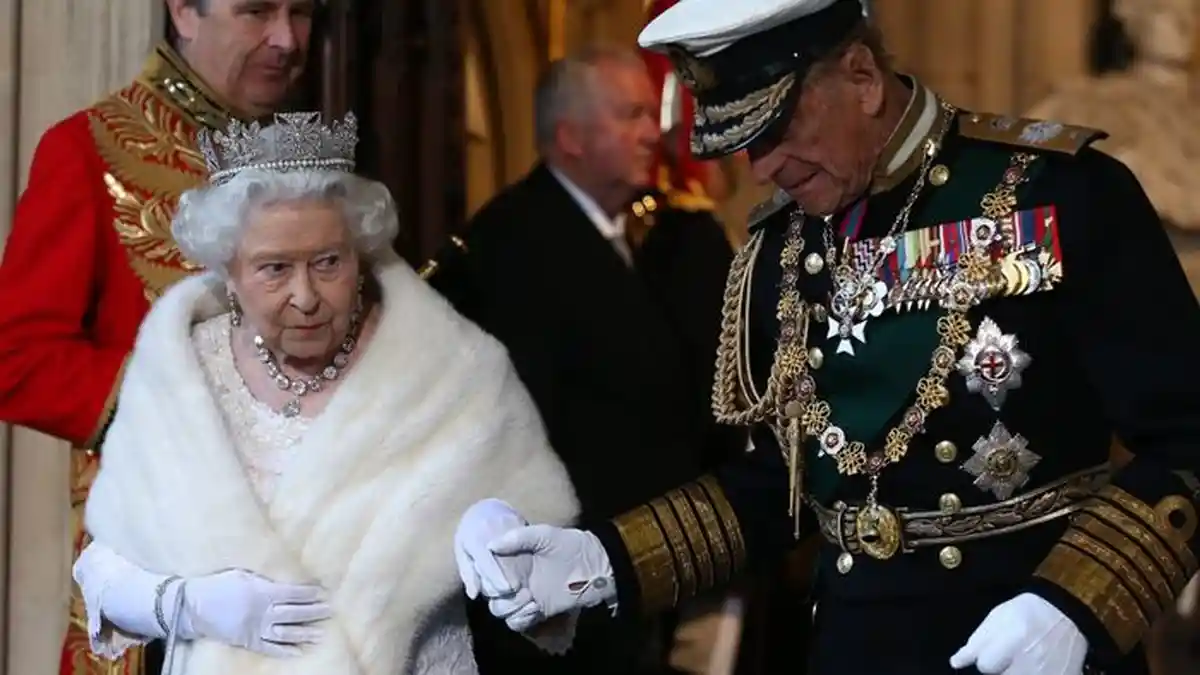 Sentuhan Tangan Pasutri Pangeran Philip pada Ratu Elizabeth II Bukan Tanda Kasih Sayang?