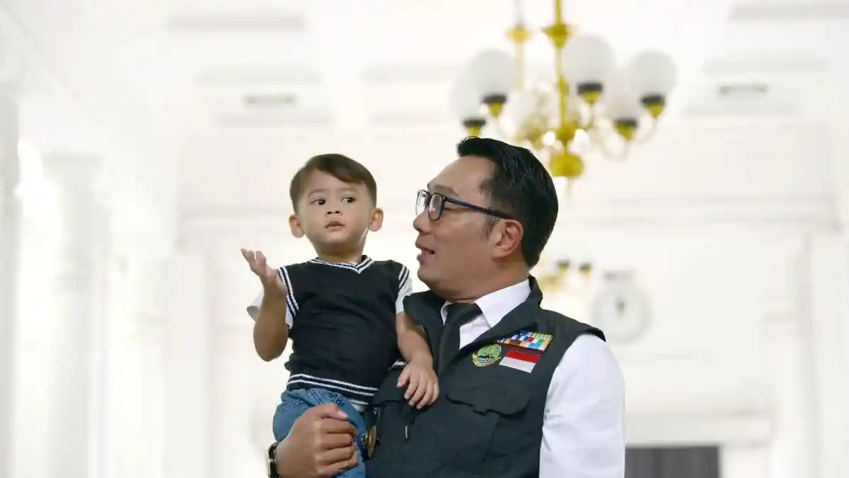 Hari Pertama Kerja, Gubernur Ridwan Kamil Bawa Putra Bungsunya Arkana, Pimpin Rapat di Gedung Sate