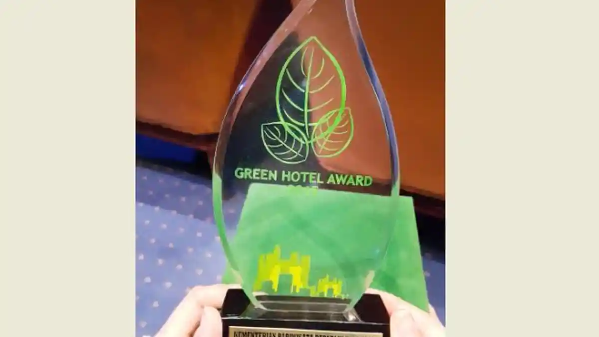 Green Hotel Award 2015, Santika Premiere Jogjakarta Peringkat 3 Nasional - piala-green-hotel-awards-2015_20151006_210705.jpg