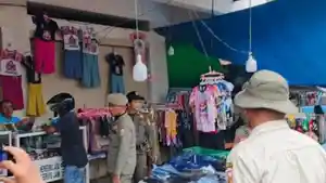 PENERTIBAN-Pol-PP-Kotamobagu-menertibkan-sejumlah-lapak-pedagangki89900.jpg