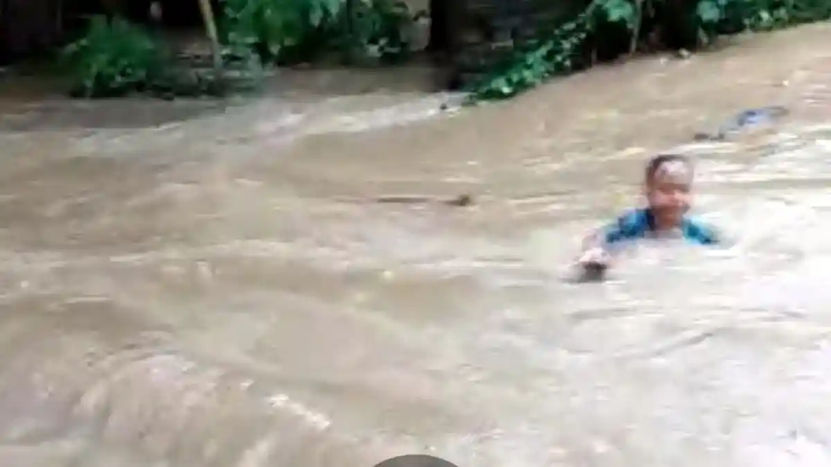 Detik-detik Bocah Hanyut Terbawa Arus Banjir di Majalengka, Begini Kondisinya Setelah Ditemukan