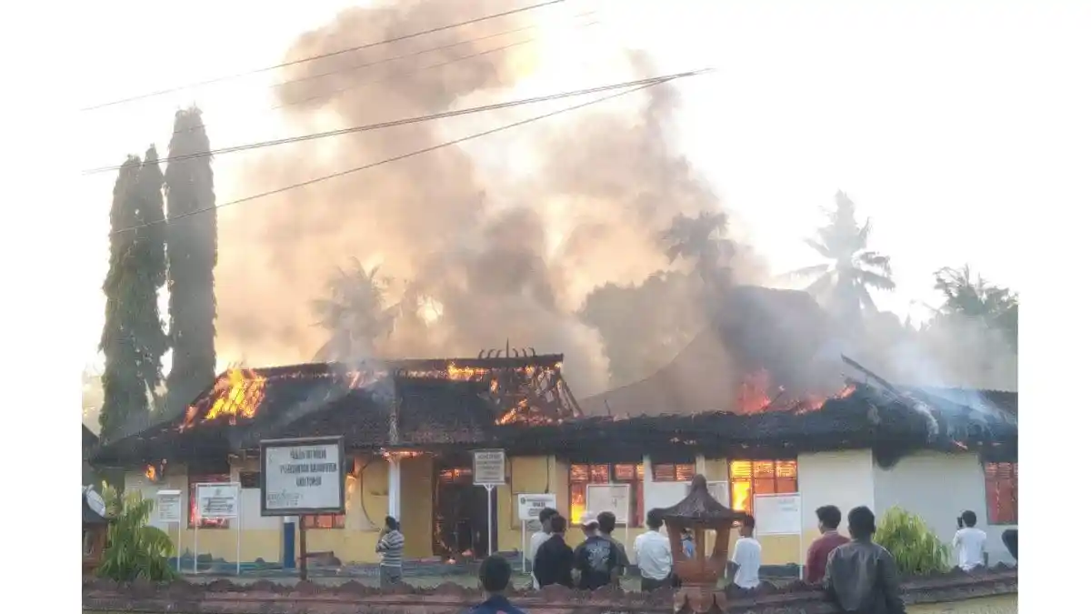 Kantor Camat BP Peliung OKU Timur Hangus Terbakar, Seluruh Bangunan Dipenuhi Api dan Asap Hitam