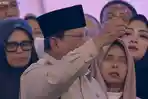 Prabowo-Tunjukkan-ayam-goreng.jpg