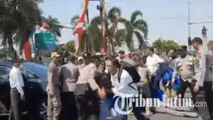 Unjuk-rasa-mahasiswa-PMII-terhadap-kepemimpinan-Bupati-Tuban-Aditya-Halindra-Faridzky-ricuh.jpg