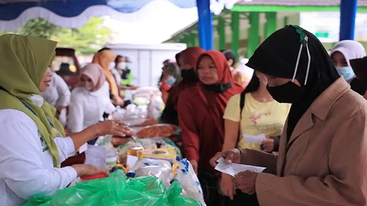 Fatmawati Senang Belanja Murah Saat Operasi Pasar di Pontianak