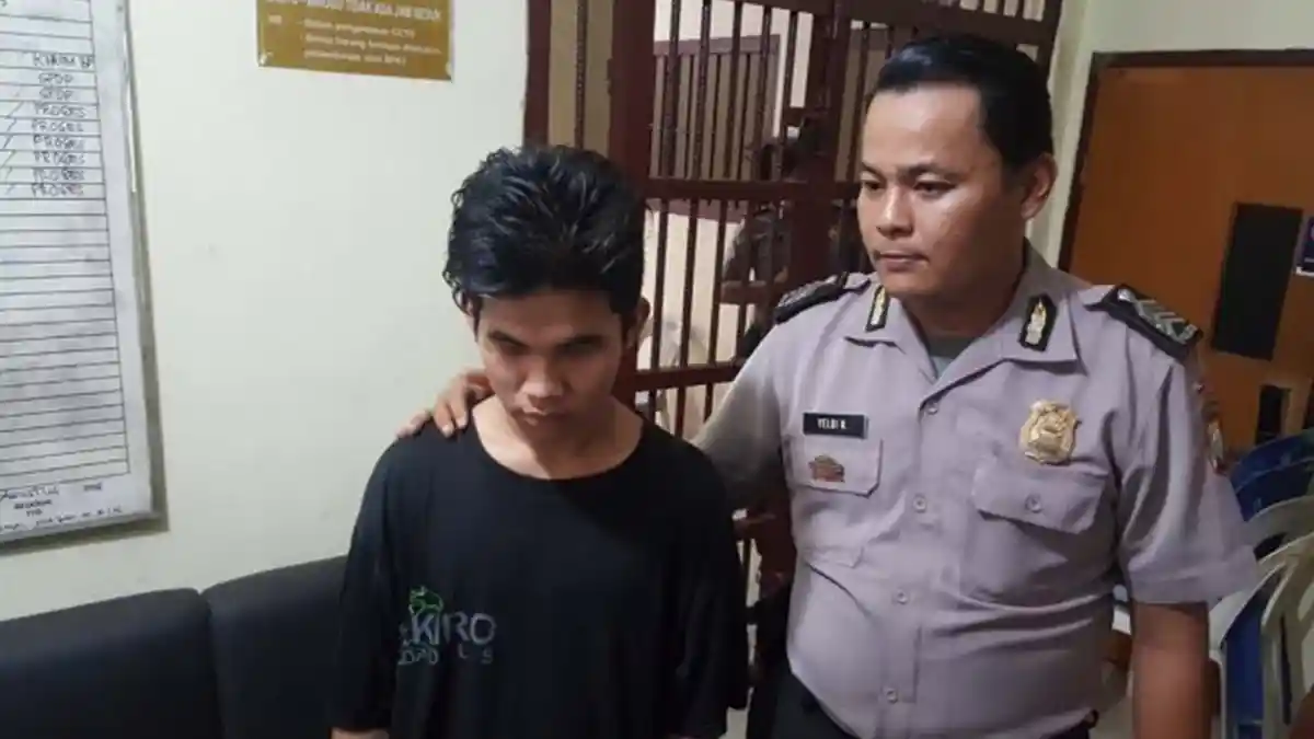 Sakit Hati pada Mantan, Pria Batam Tendang Perempuan dari Belakang, Ternyata Aksinya Salah Sasaran