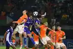 Pemain-Persib-Bandung-berduel-dengan-pemain-Ratchaburi-FC-di-AFC-Champions-League-Two.jpg