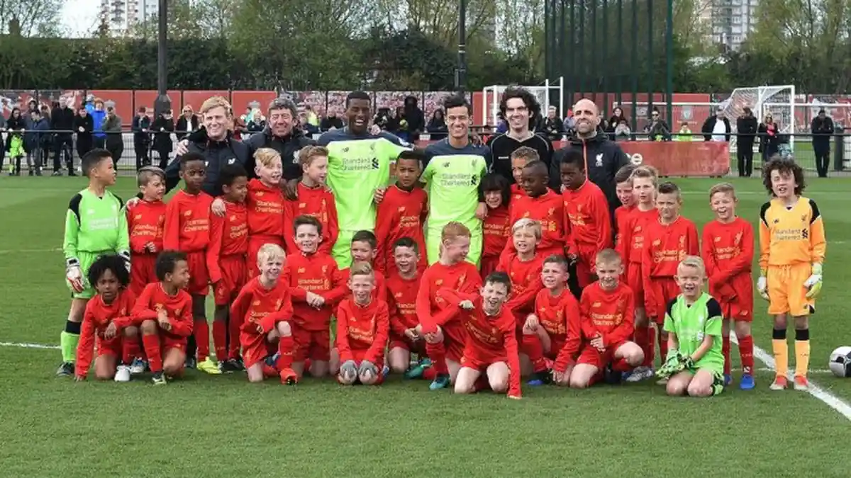Philippe Coutinho dan Georginio Wijnaldum Dilawan 30 Anak U-9 Main Bola