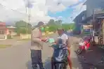 BAGIKAN-MASKER-Seorang-Bhabinkamtibmas-di-Desa-Boru-Kecamatan-Wulanggitang.jpg