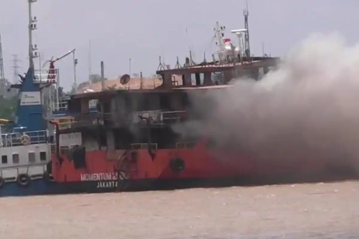 BREAKING NEWS KM Momentum 25001 Terbakar di Perairan Pulau Atas Samarinda, 1 ABK Alami Luka Bakar